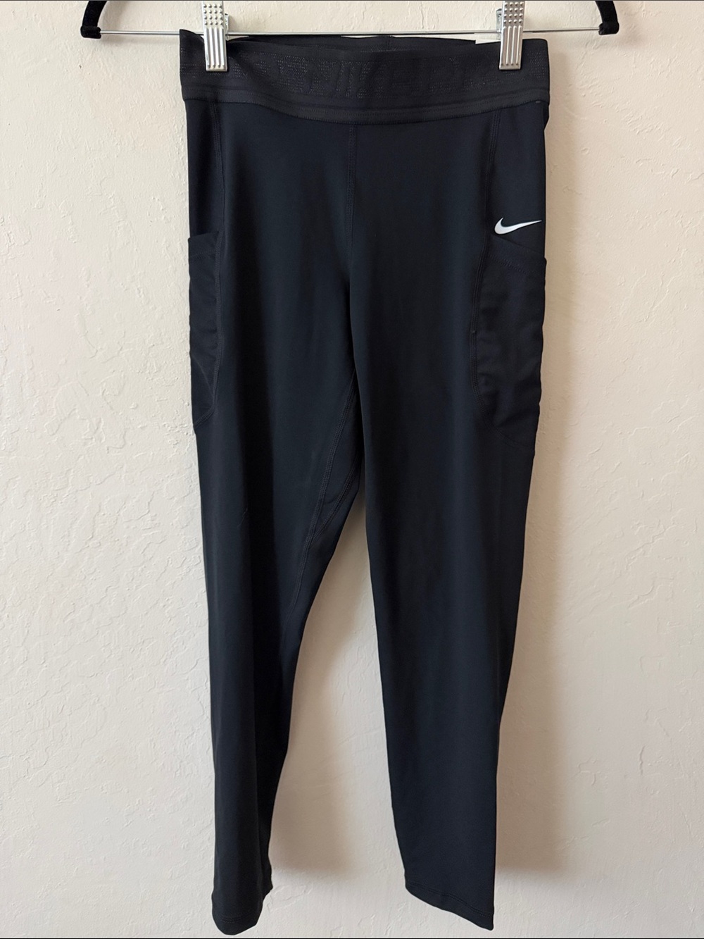 Nike Black Women’s Athletic Leggings with Side Pocket and Swoosh